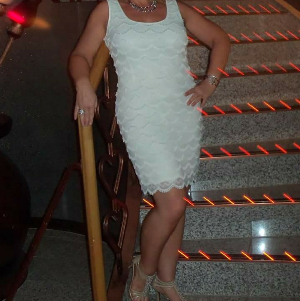Guess Sleeveless off-white party dress EUC